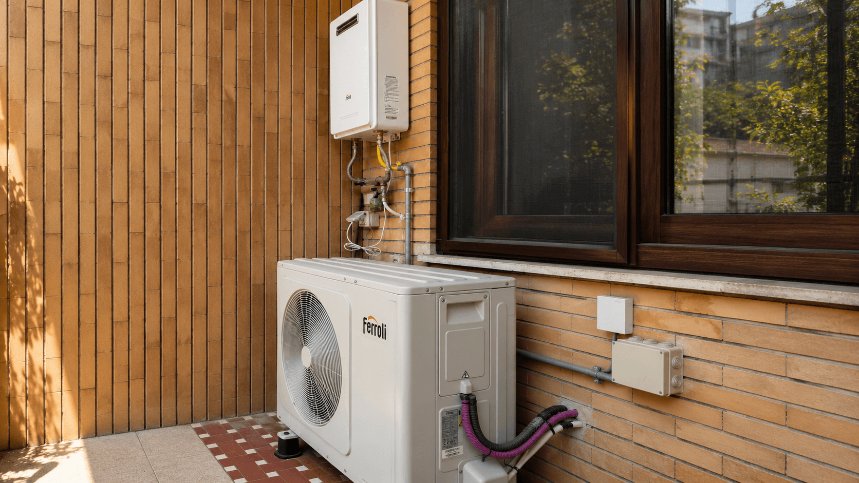 Unità esterna della pompa di calore Ferroli installata sul balcone